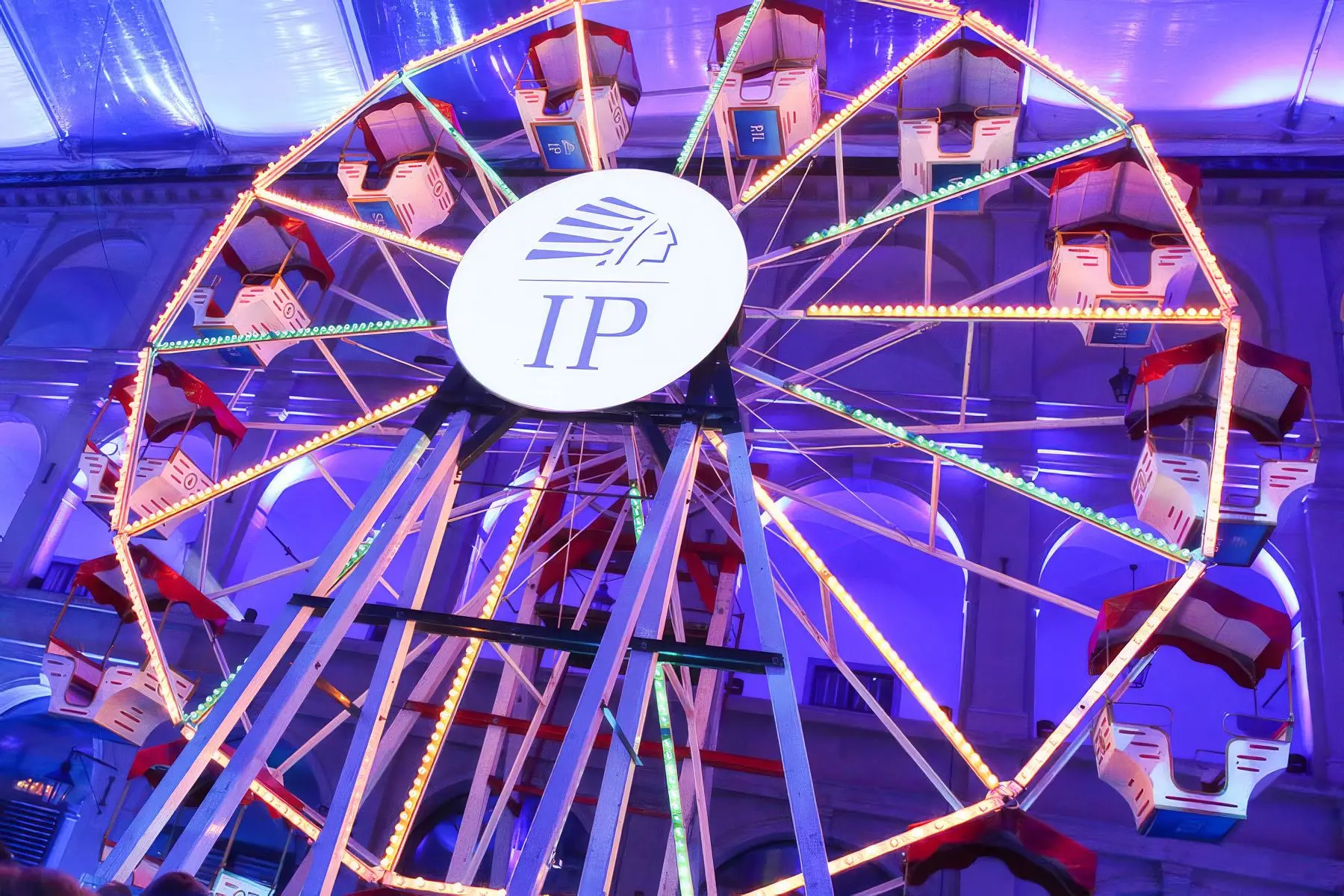 Beleuchtetes Riesenrad mit IP-Logo bei der IP Österreich Programmparty